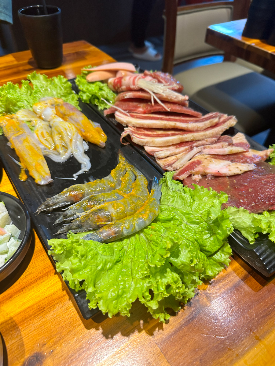 푸꾸옥 남부 안토이 수원 BBQ 고기와 해산물