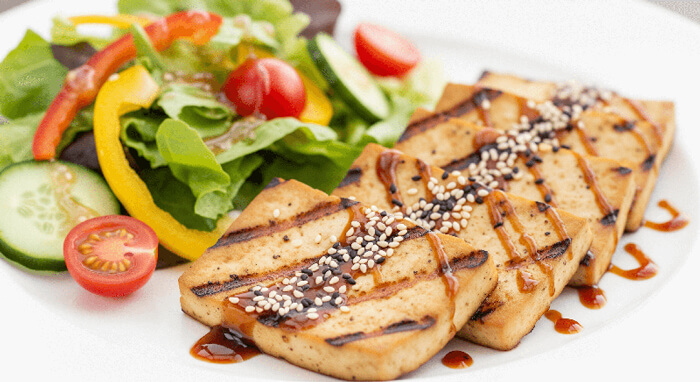 두부 스테이크와 샐러드