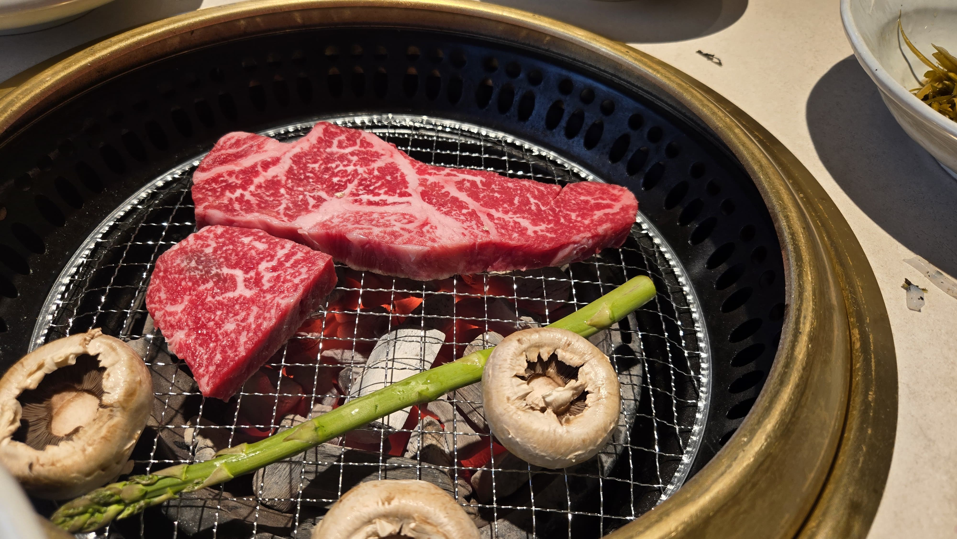 보기만 해도 기분 좋아지는 고기 마블링이 정말 좋았습니다