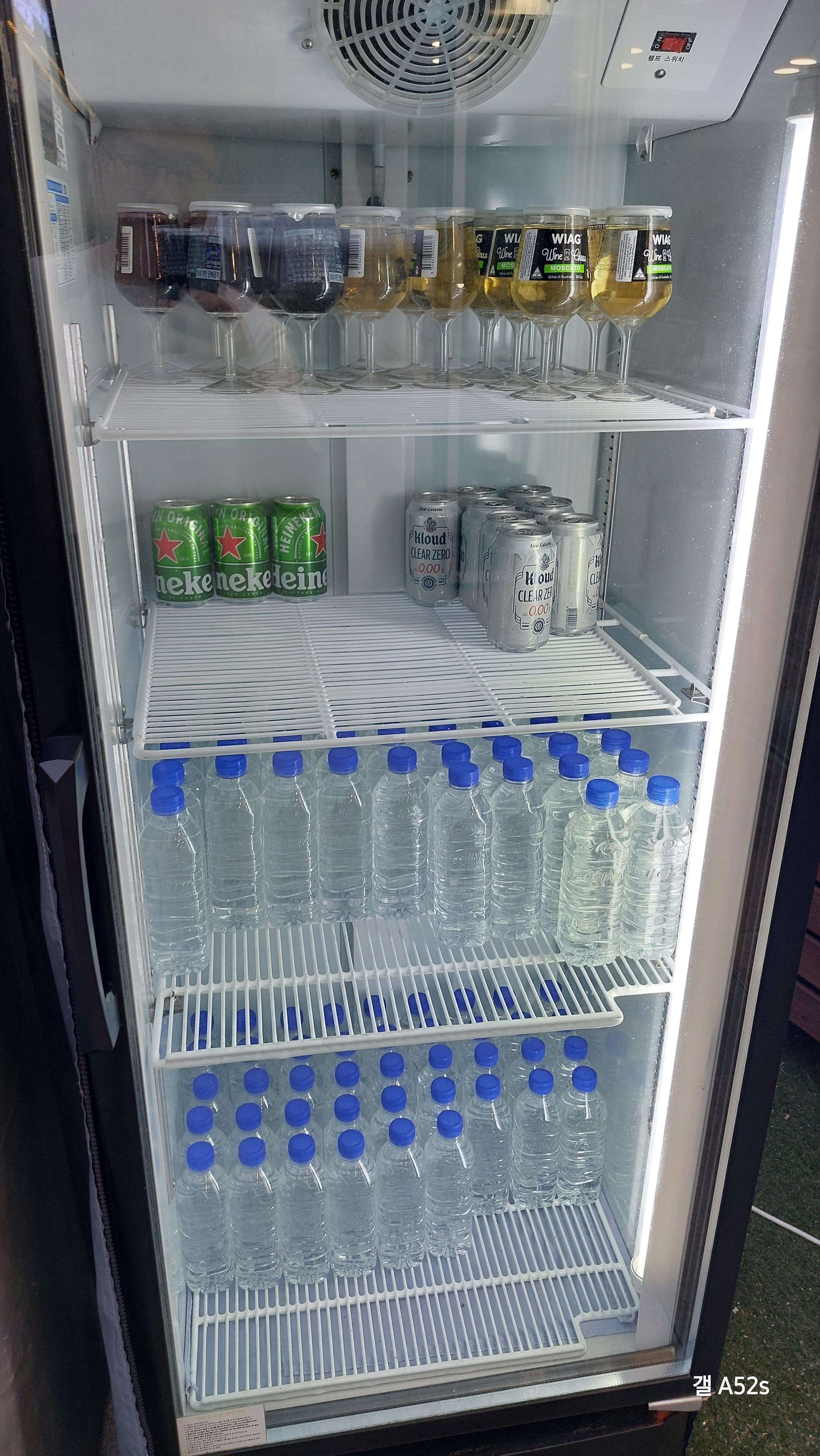 바베큐 팩토리에서 판매하는 주류 종류 난 글라스 레드와인을 선택한다!