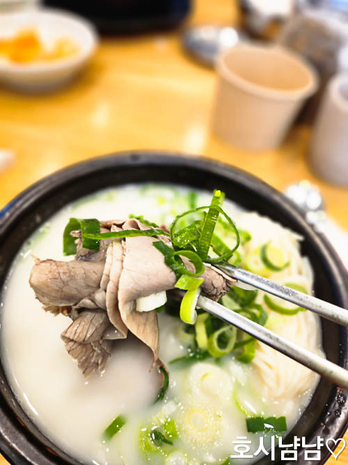 국수와 고기 듬뿍 뽀얀 설렁탕