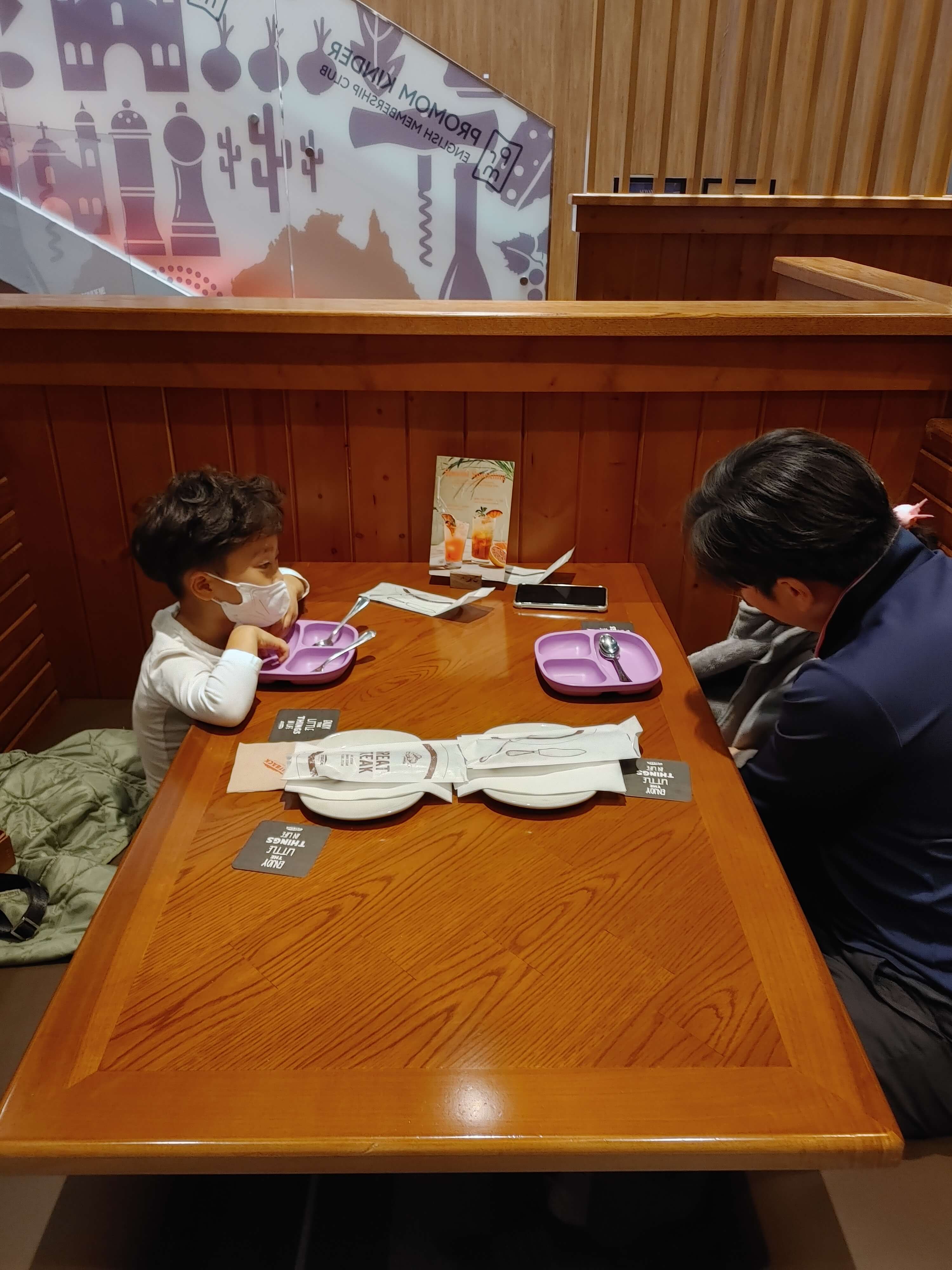 김해-아웃백-스테이크하우스-실내