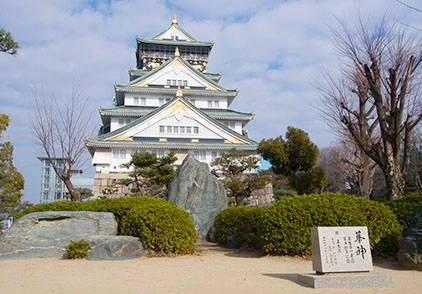 오사카 1일 추천코스 오사카 성 외관 이미지입니다.