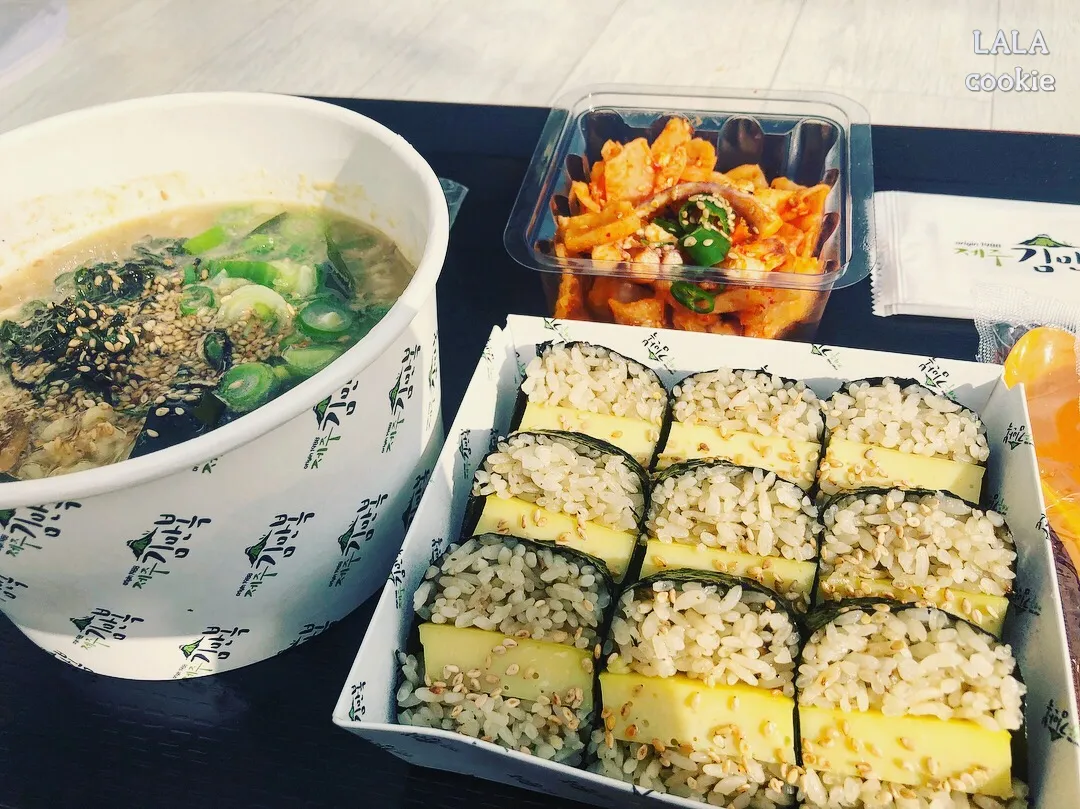 제주도-남쪽-전복김밥-맛집-제주김만복-테이블-위에-음식-햇살을-받고-있다