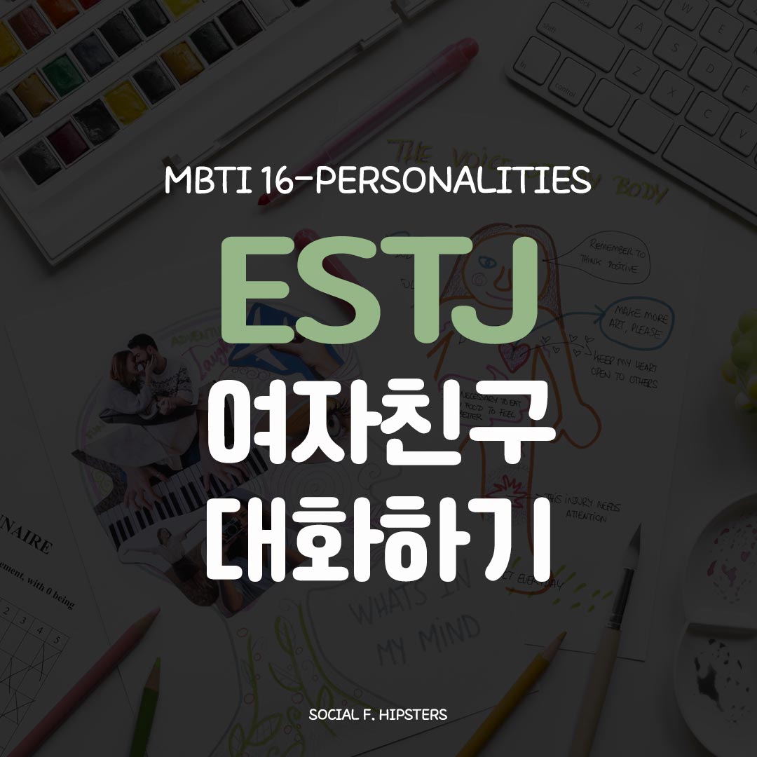 정장을 입은 여자, 깔끔하게 정리된 서류