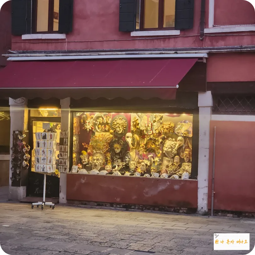 창문-쇼윈도-진열된-가면들