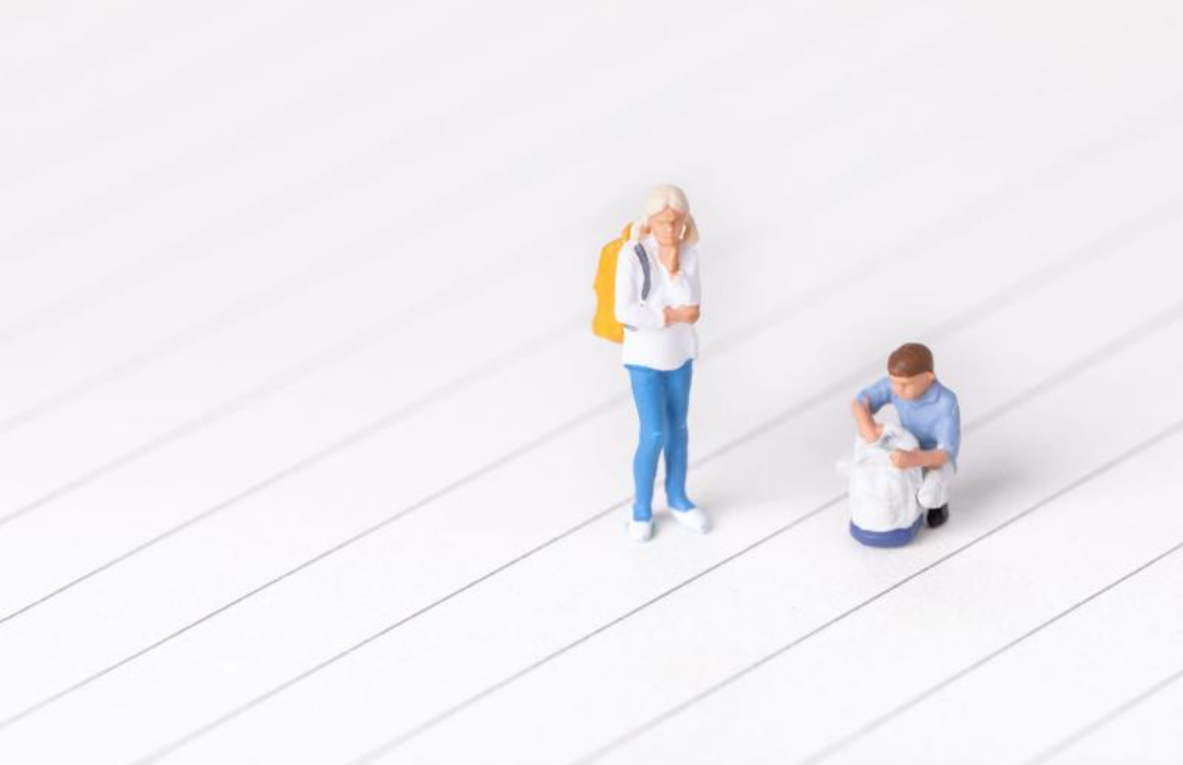 대학생 피규어 두개가 놓여있다.