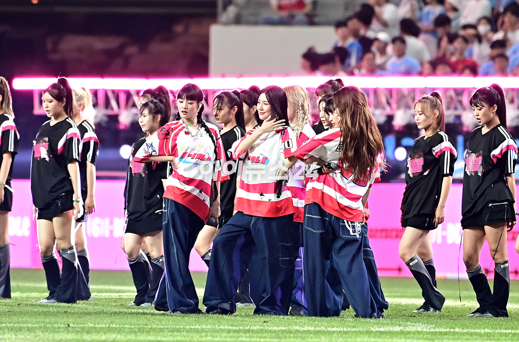 아틀레티코는 30일 서울월드컵경기장에서 열린 쿠팡플레이 시리즈 2차전에서 맨시티에 2-1로 이겼다.(여자)아이들이 공연을 하고 있다. [사진=곽영래 기자]