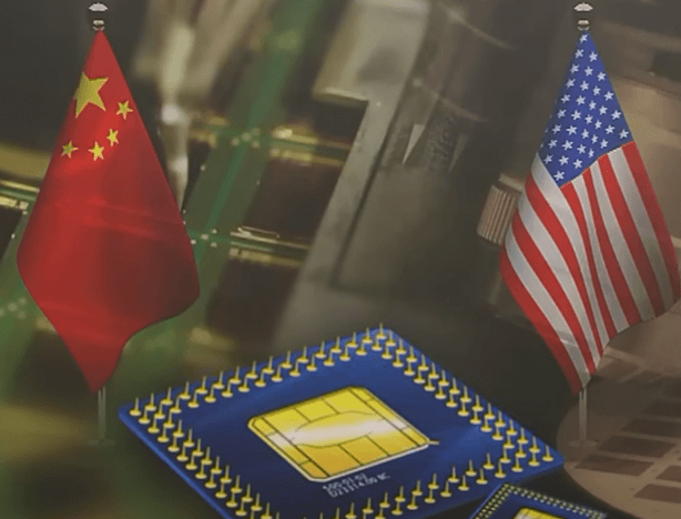 중국&amp;#44; 미국 국기와 중간에 반도체 이미지