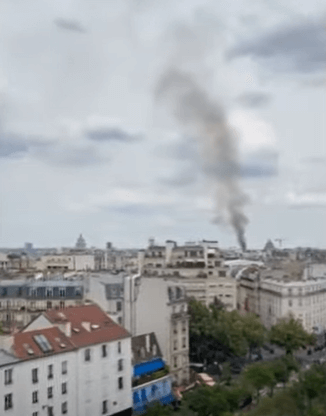 거리가 있는 곳에서 파리 가스폭발 사고를 바라본 장면