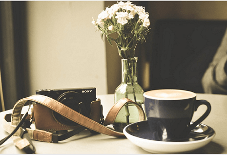 꽃병과-카메라가-있는-테이블