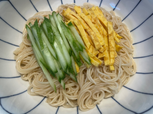 간장 비빔국수 황금레시피 - 오이 채와 달걀 지단 토핑