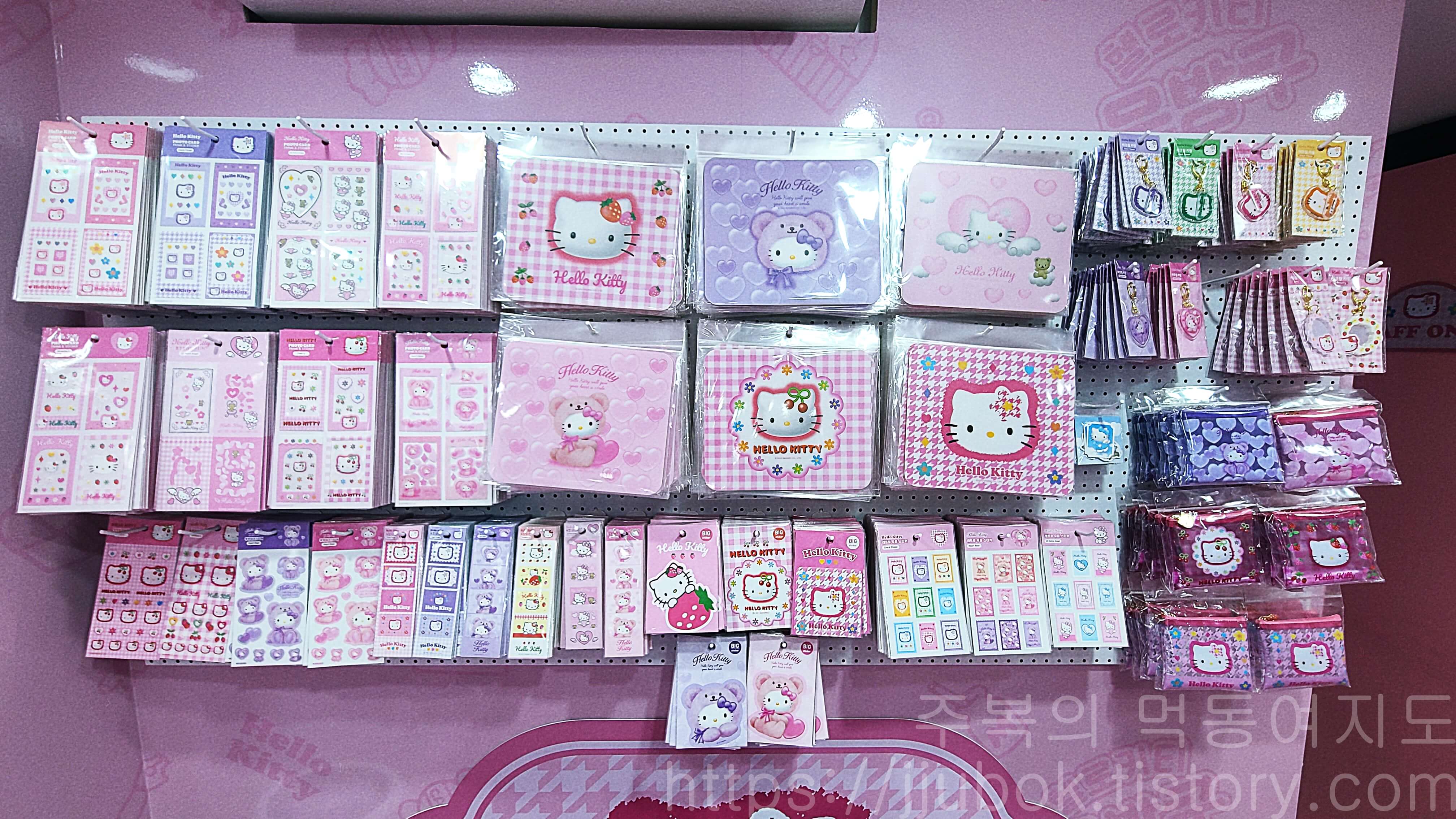 헬로키티-문방구-팝업스토어-굿즈샵-판매-상품