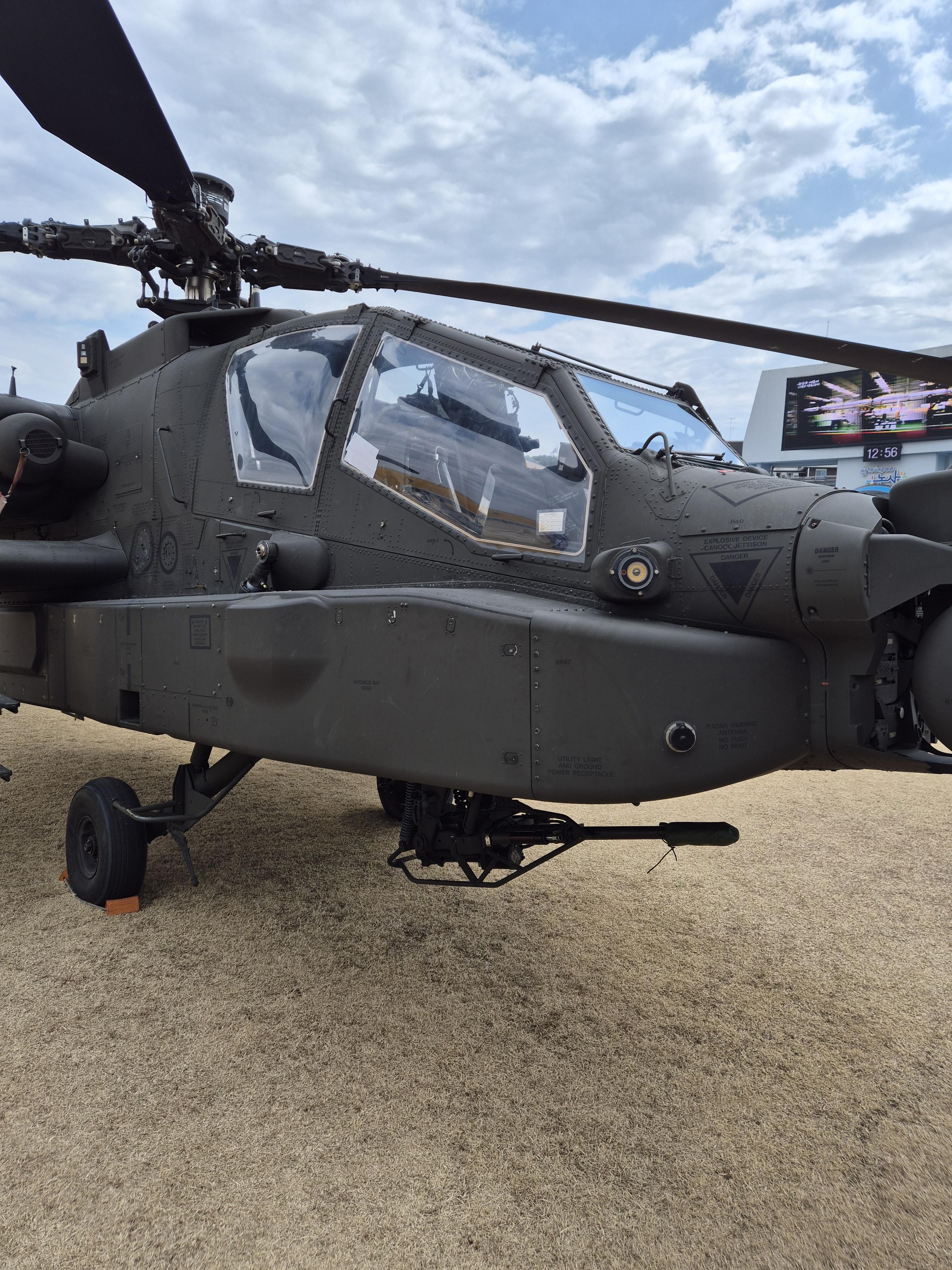 전시된 헬리콥터 중에 가장 비싼 아파치 헬기