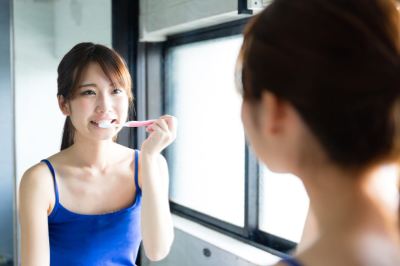 양치질을 하는 여성