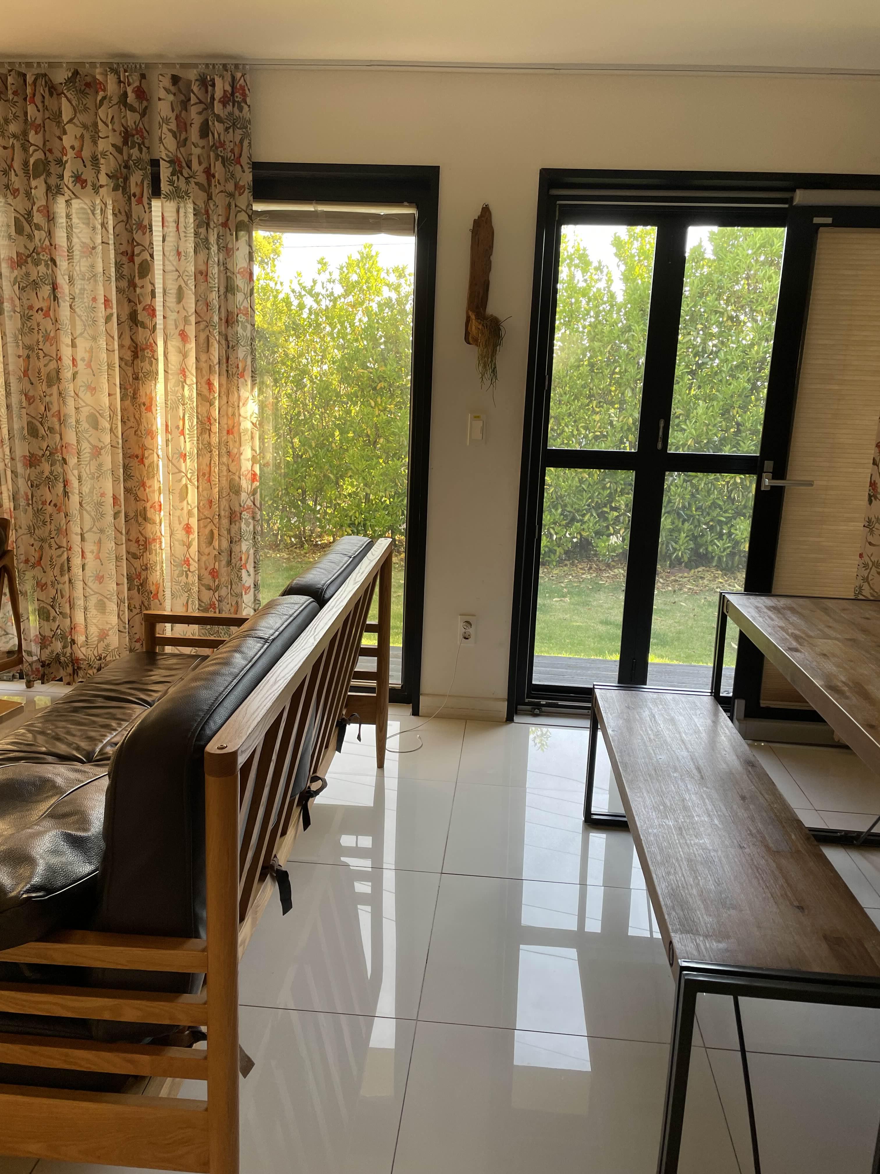 거실 마당뷰가 보이는 사진