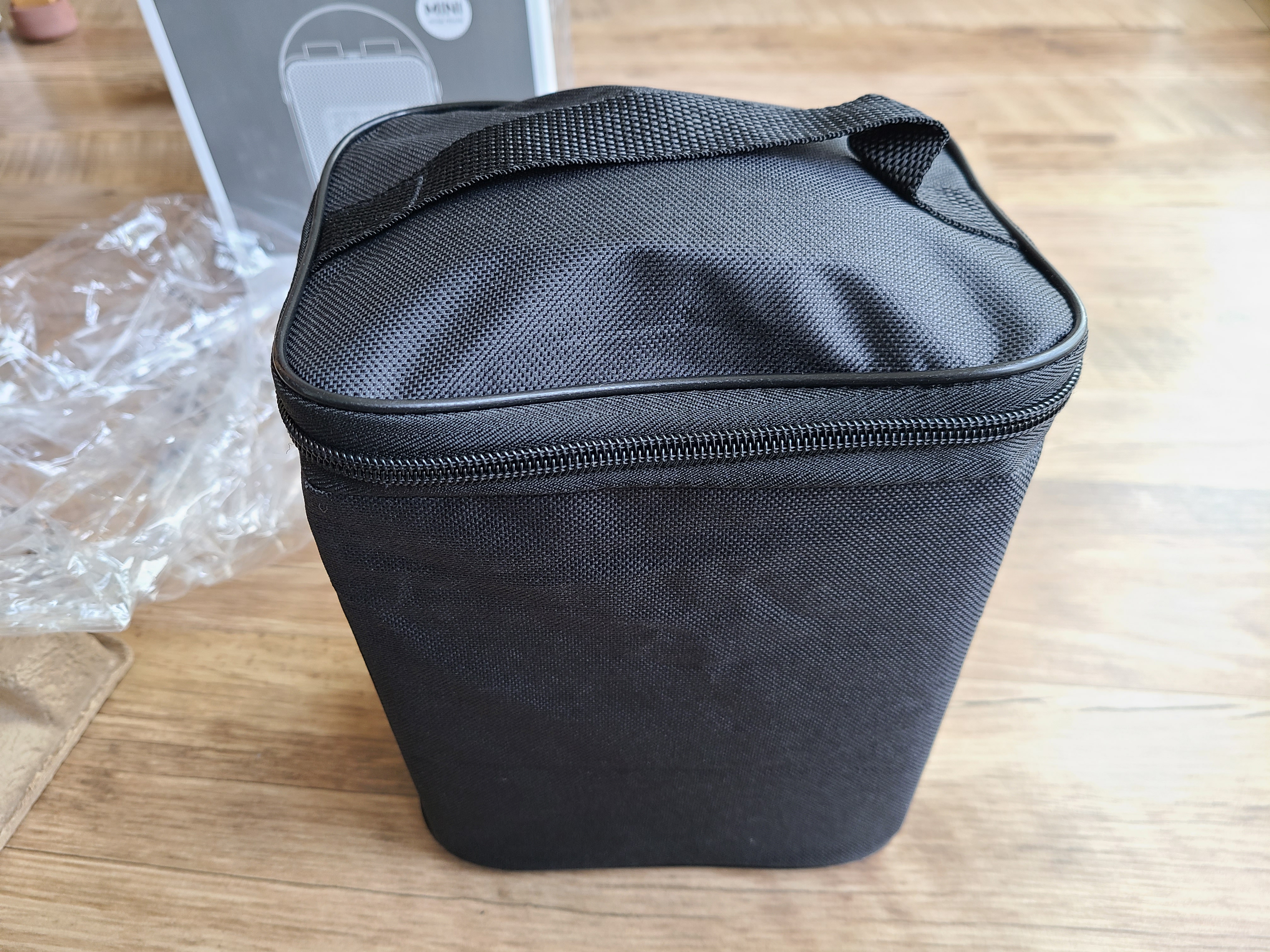 한일 미니온풍기 가방에 넣고 뚜껑 지퍼를 닫은 모습