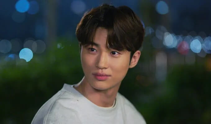 변우석의 청춘기록의 대표 홍보 포스터1로 원해효 역을 맡았습니다.