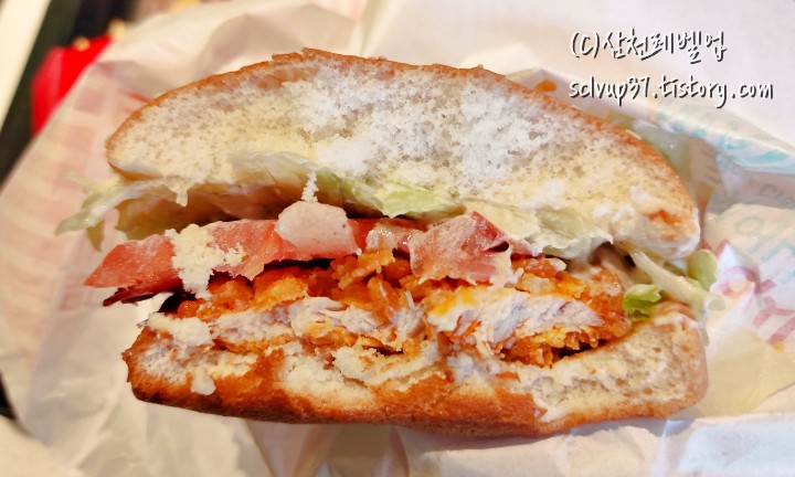 맥도날드 뉴진스 버거 맥스파이시 크리미 어니언 햄버거 단면