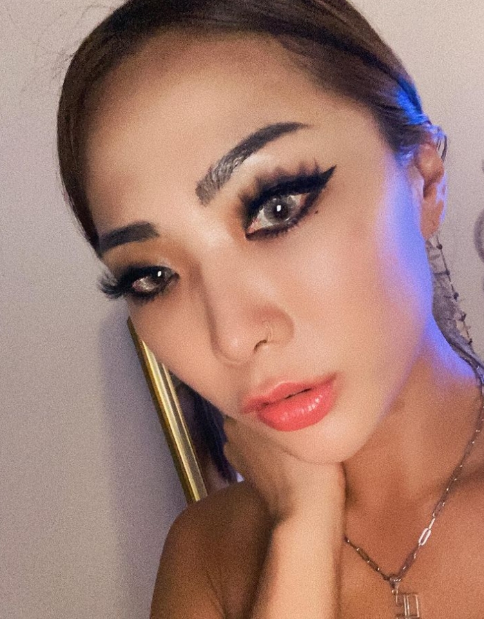 머리를묶은여성의모습