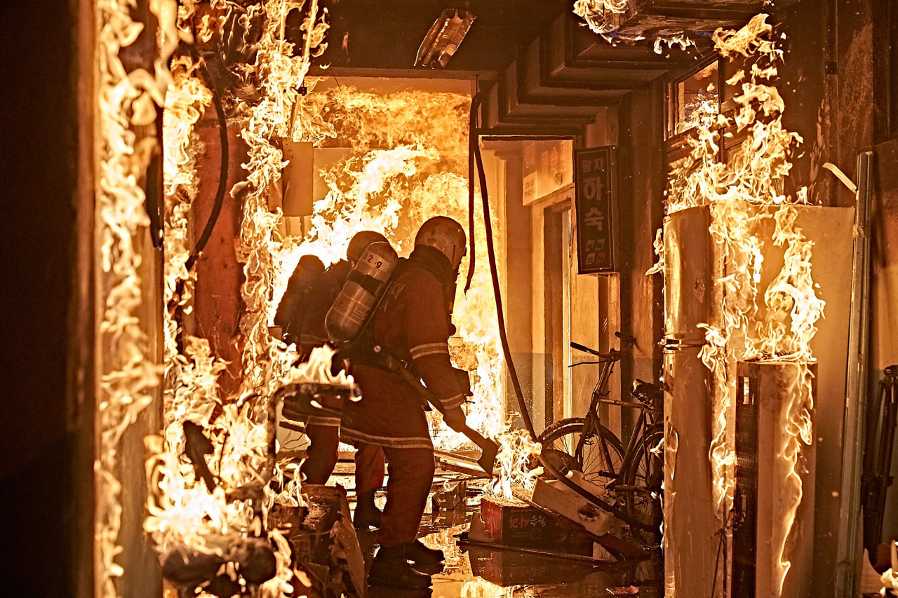 극심한 공포를 견뎌내며 현장으로 들어가는 소방관들