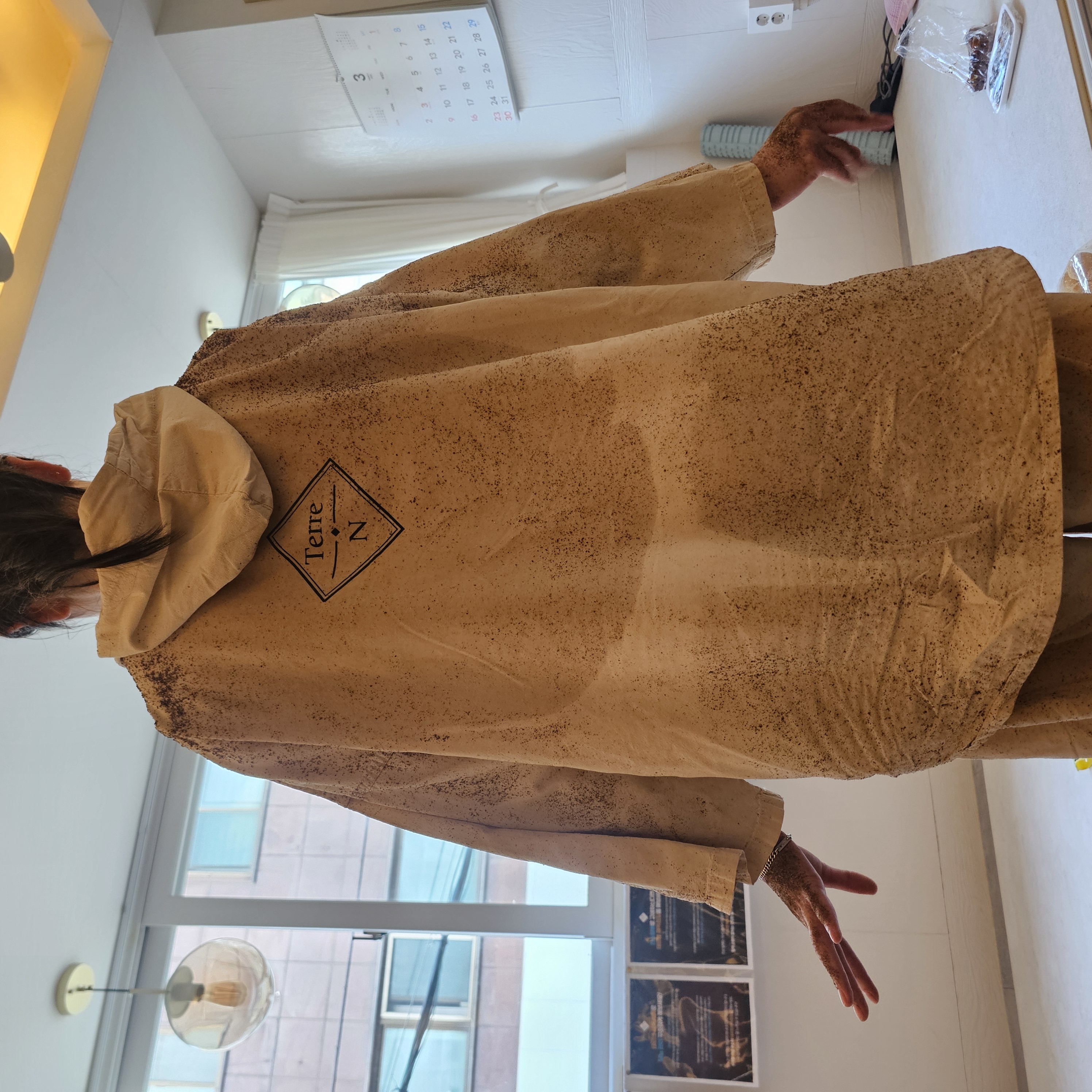 서울 길동의 효소찜질센터에서 효소찜질을 한 후 효과가 옷에 젖은 땀으로 보여주고있다.