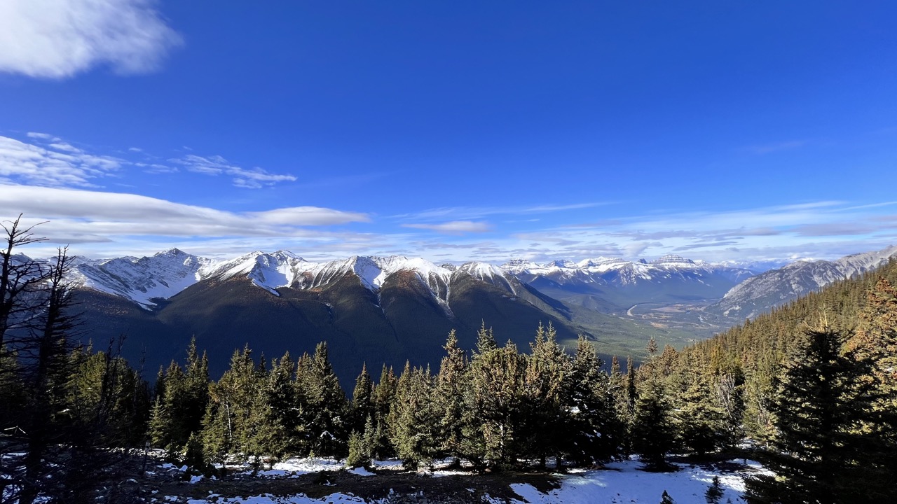 끝없이 펼쳐진 눈(또는 빙하)으로 뒤덮인 산맥이 정말 압권이다.