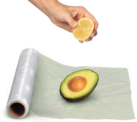 아보카도에-오렌지즙을-짜고있는-손