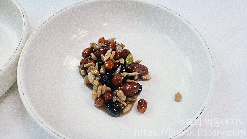 두꺼비게장-돌게장정식-밑반찬