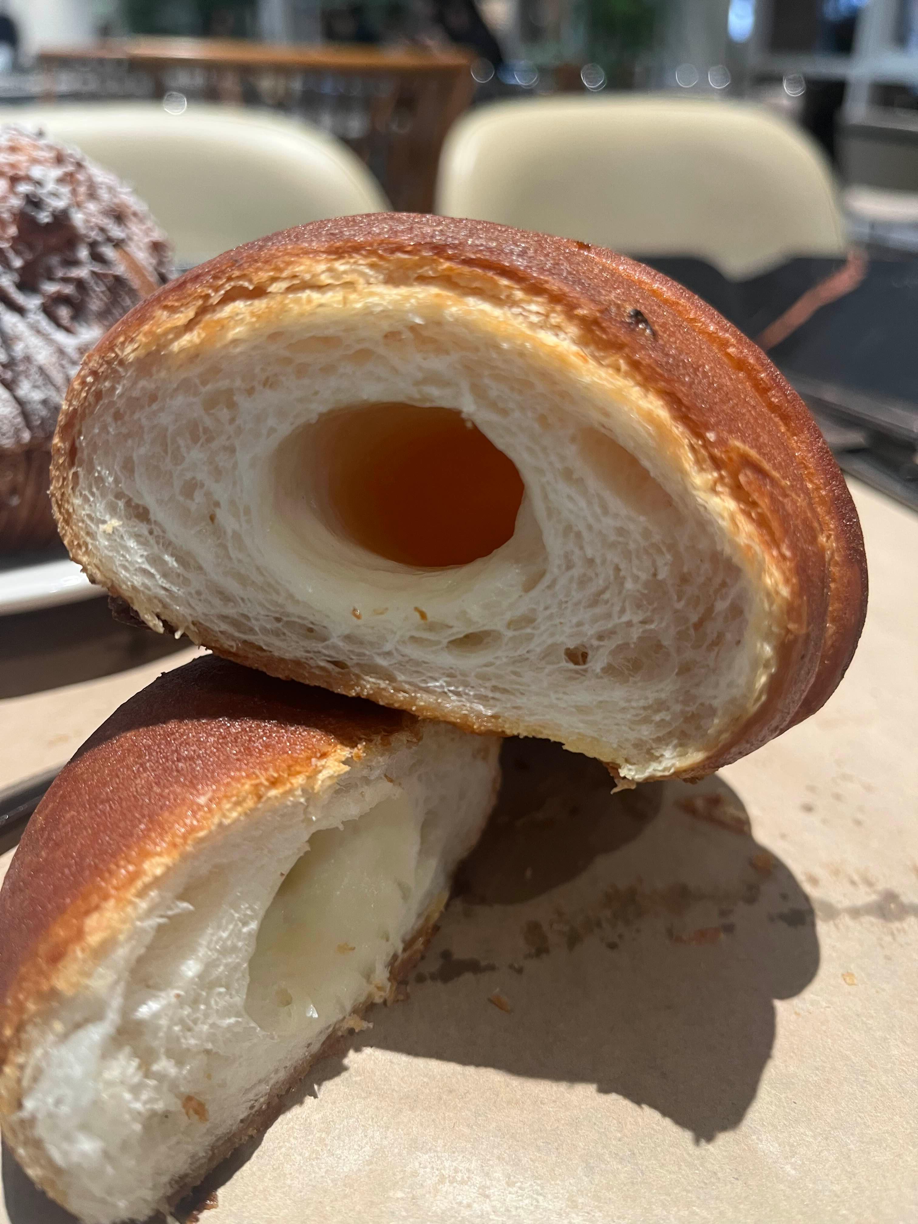 겉은 바삭하고 속은 촉촉한 포레스트아웃팅스 로티 소금빵