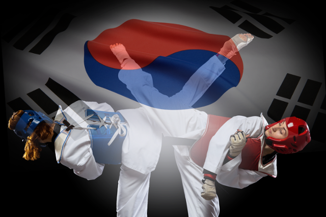 태극기의 뒷배경과 청, 홍 겨루기 선수들이 발차기 하는 사진