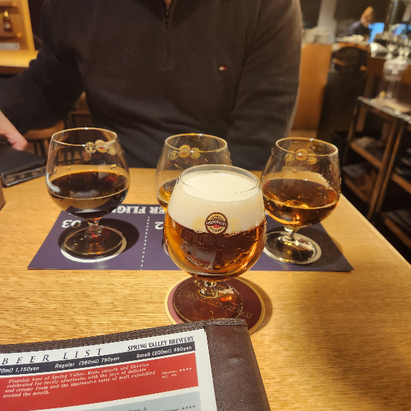 테이블 위에 총 4잔이 올려져 있다. 플라이트는 별도의 깔판 위에 맥주를 올려준다.