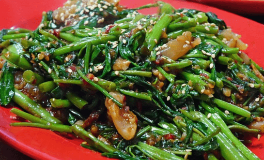 빨간 접시에 시금치나물이 한가득 있다.