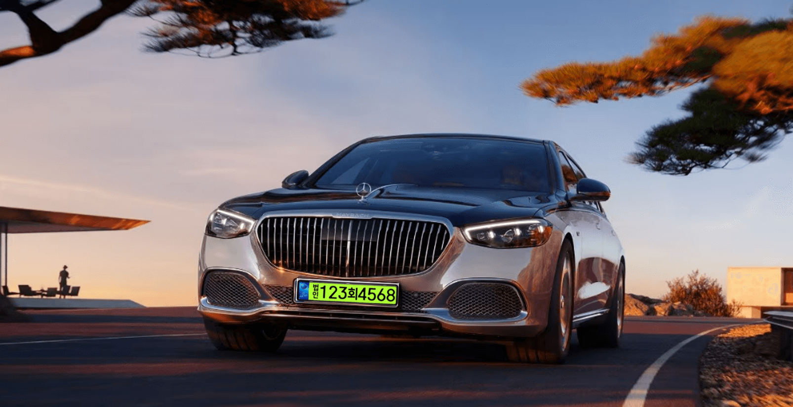 연두색 번호판을 단 벤츠 마이바흐 차량