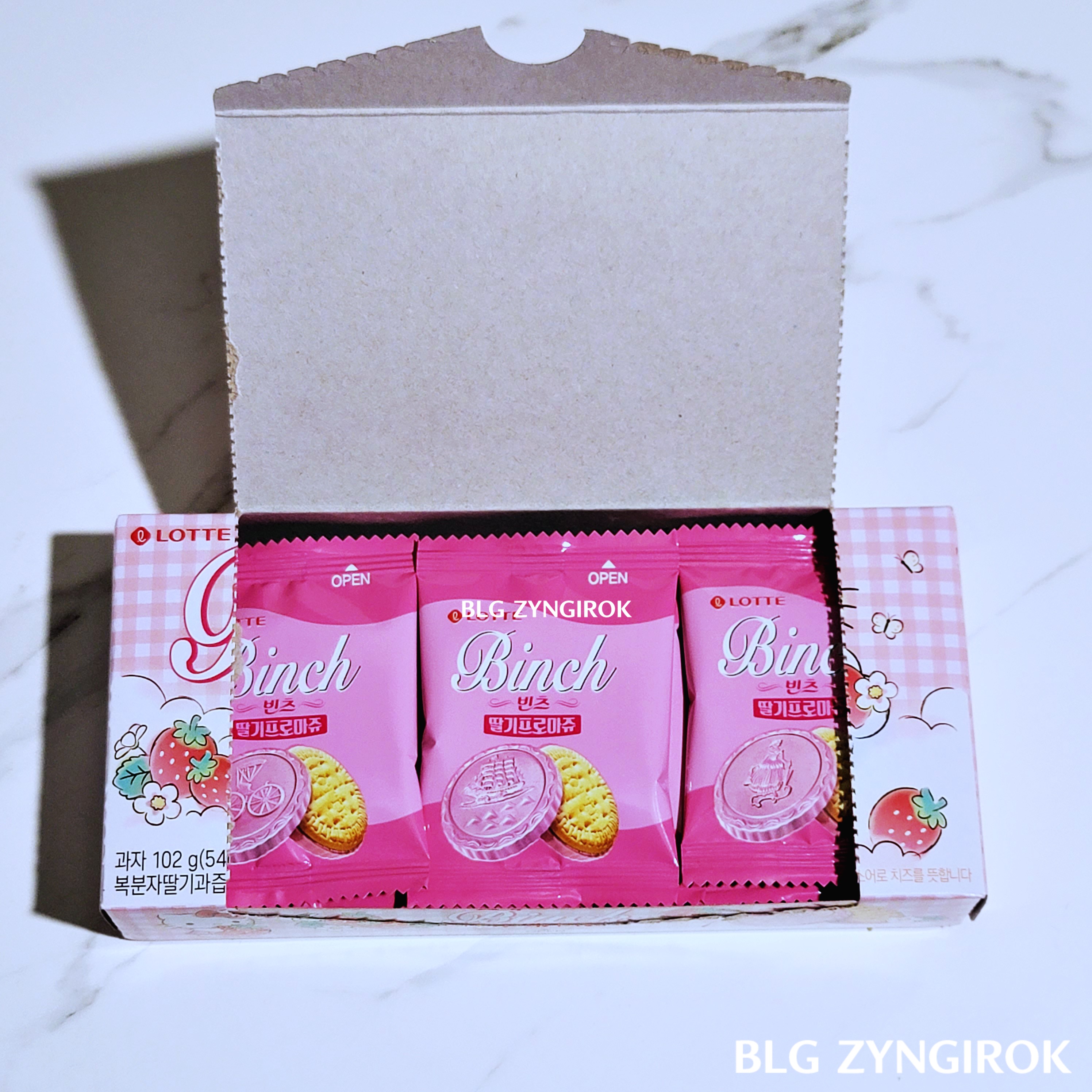 하늘색 상자의 빈츠를 연 모습이다. 상자안에 분홍색 봉지에 담긴 빈츠들이 담겨있다.