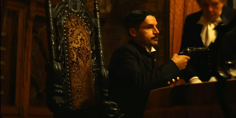 가여운 것들에서 오브리 드 라 폴 블레싱턴 경 역의 크리스토퍼 애벗