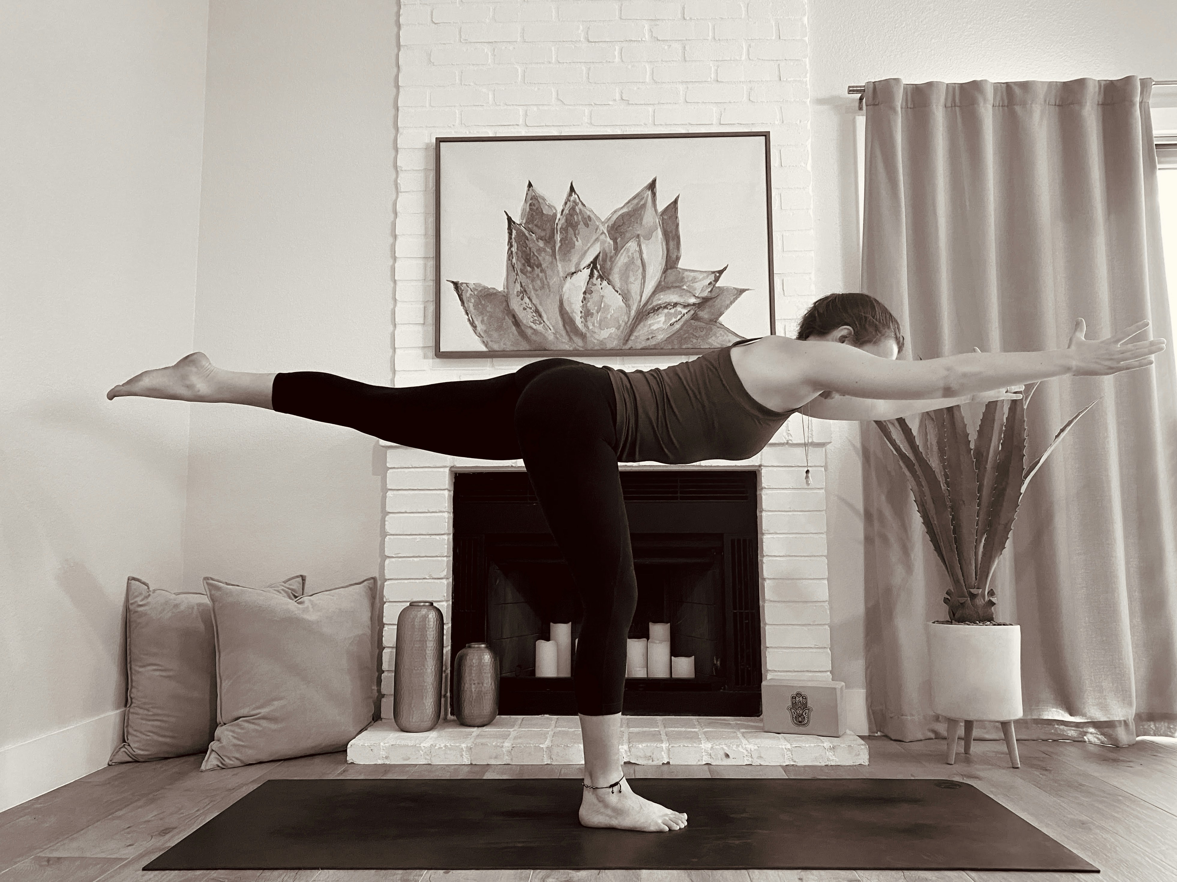 집에서 간단한 운동을 하는 중년 여성, 편안한 복장으로 밝은 실내에서 스트레칭 중인 모습