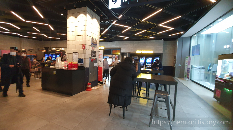 메가박스 이수 5상영관, 아바타 물의길 3d, 박스오피스 매표소가 있는 7층 내부 전경