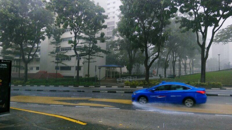 비내리는-도로를-달리는-차량