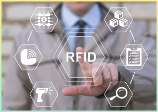 가상 터치 스크린 프레스 약어로 작업하는 비즈니스 남자 : RFID. RFID - 무선 주파수 ID 통신 현대 쇼핑 개념. RFID 칩 태그 기술.