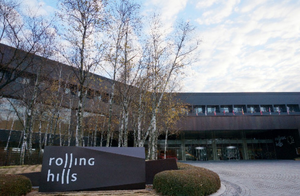 경기도 화성시에 위치한 롤링힐스 호텔 전경. 모던한 갈색 톤 건물 외관과 함께, 호텔 입구 주변에 가을빛 물든 자작나무가 줄지어 서 있어 자연과 조화를 이루고 있다.