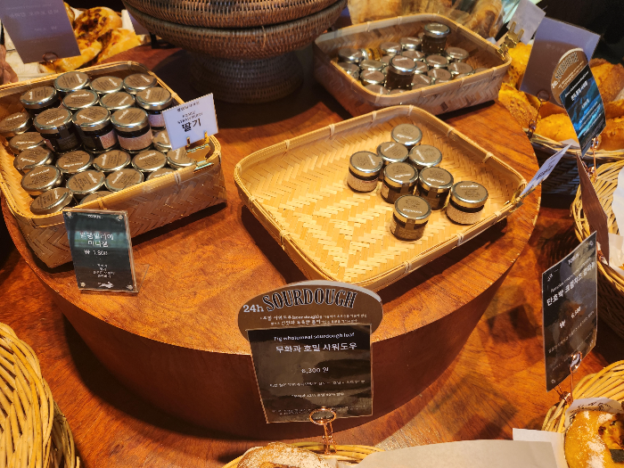 Apple jam and strawberry jam are in the basket.