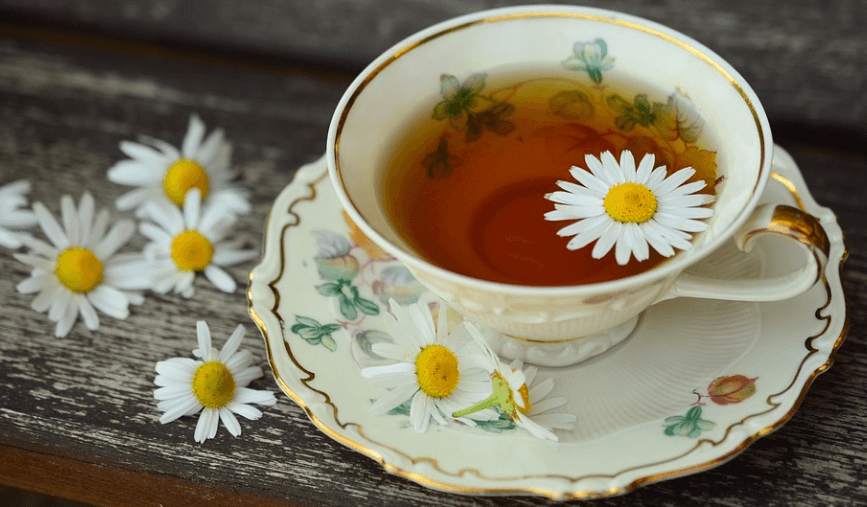 염증에 좋은 차로 많이 알려진 카모마일 차가 찻잔에 담겨 있다