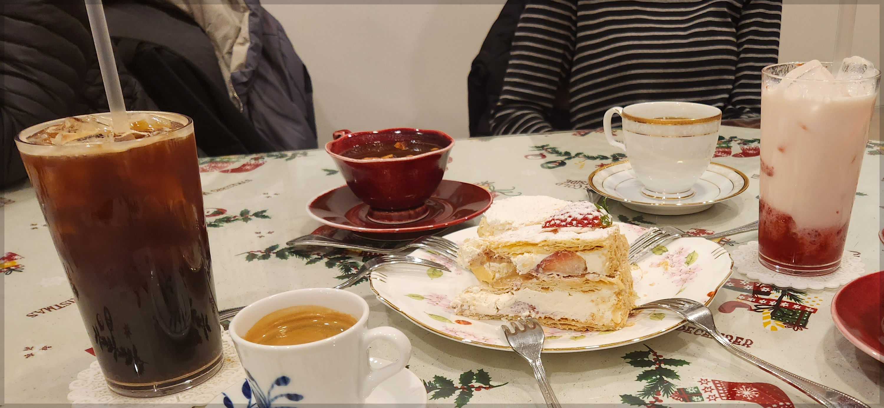 맛있는 케이크와 수제 대추차