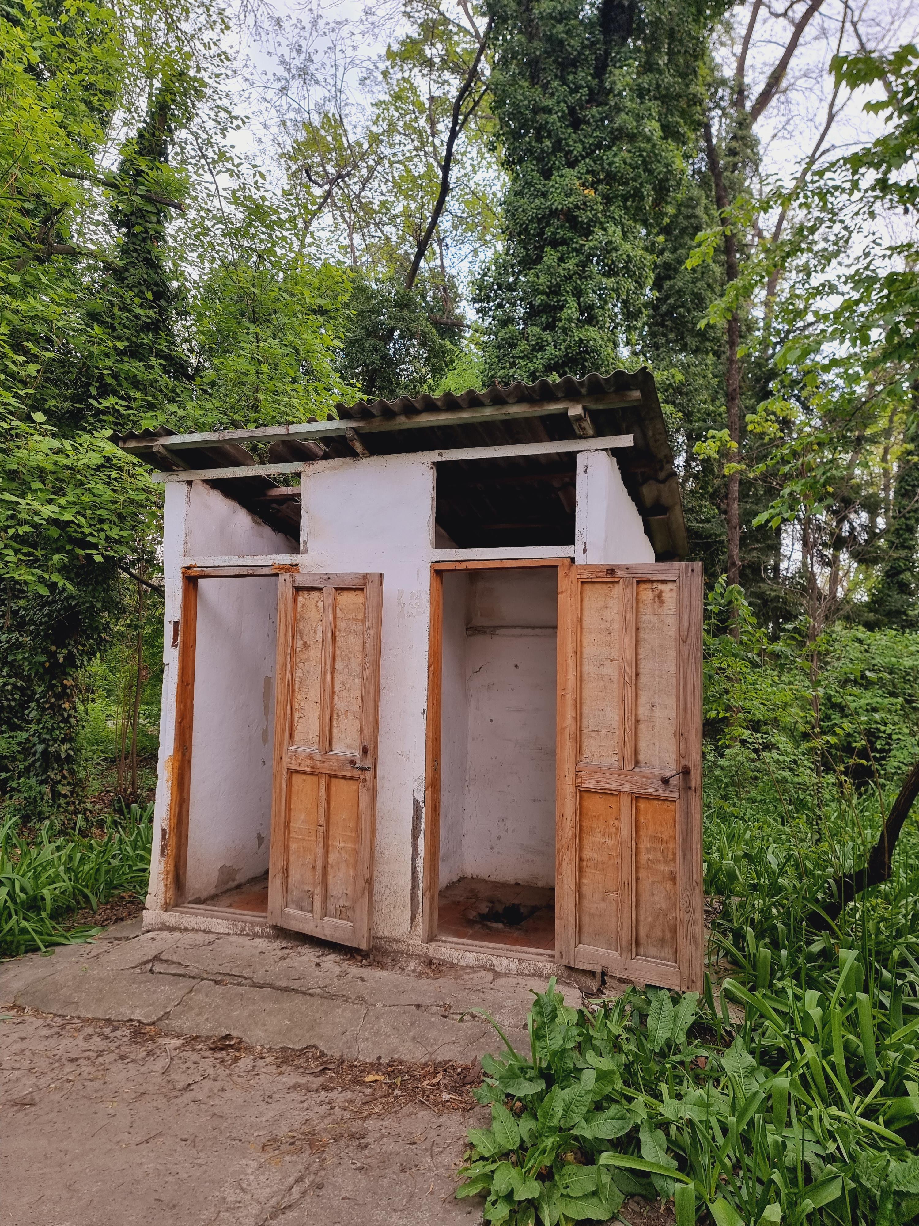 낙후된 화장실 시설