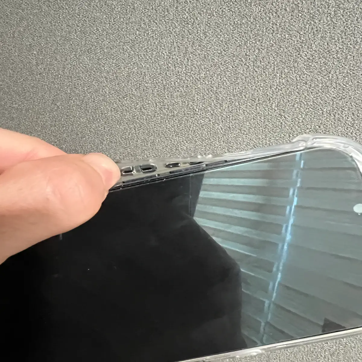 아이폰-투명케이스-옆-은색-버튼-내부