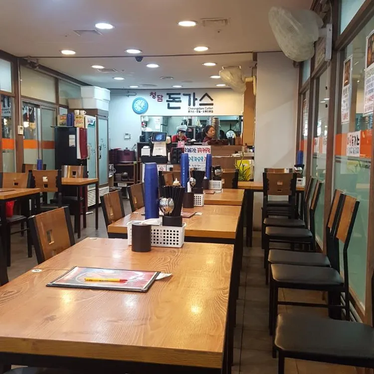 청담돈가스 매장 내부 전경, 4인석 좌석 배치