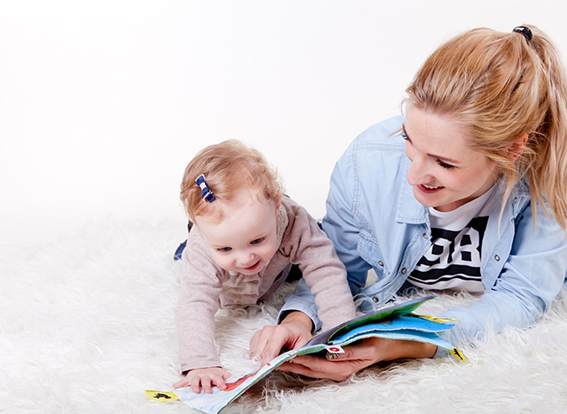 엄마와 아이의 책읽는 모습