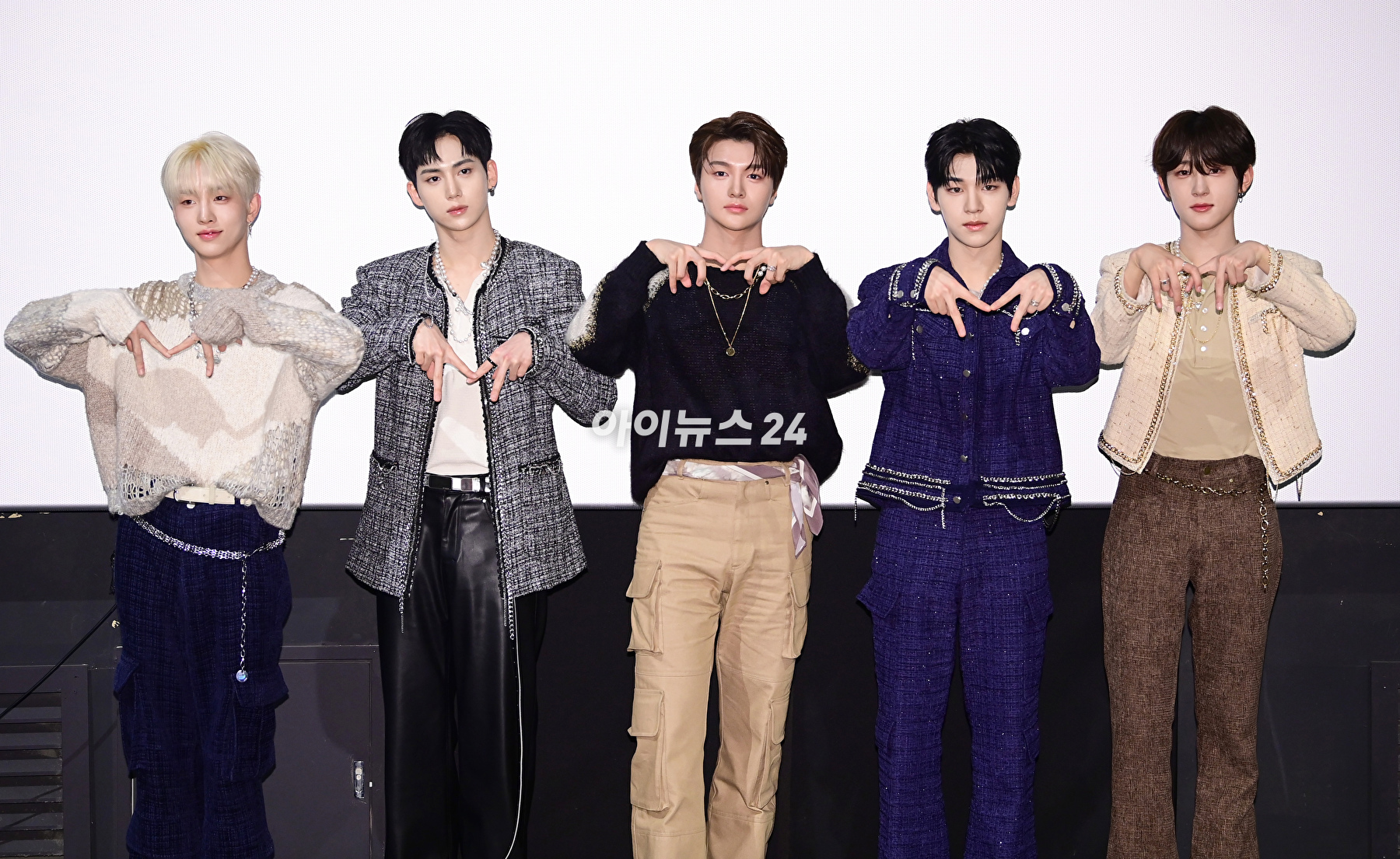 그룹 드리핀이 3일 오후 서울 용산구 용산 아이파크몰에서 열린 네 번째 싱글 '뷰티풀 메이즈(Beautiful MAZE)'를 발매 기념 기자간담회에 참석하고 있다. [사진=정소희 기자]