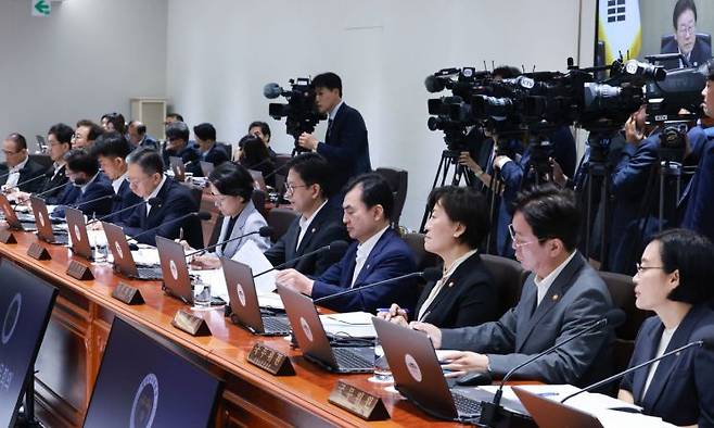 국무회의 생중계, 나라가 이렇게 일하는구나! &ndash; 국민이 느낀 신선한 충격